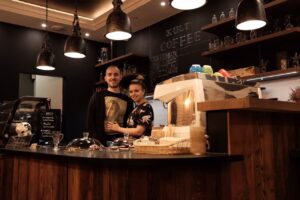 "Уклалі ўсяго $5000". Беларусы адкрылі ў Беластоку кавярню: зерне пражаць украінцы, а з выпечкай дапамагае цешча "Уклалі ўсяго $5000". Беларусы адкрылі ў Беластоку кавярню: зерне пражаць украінцы, а з выпечкай дапамагае цешча