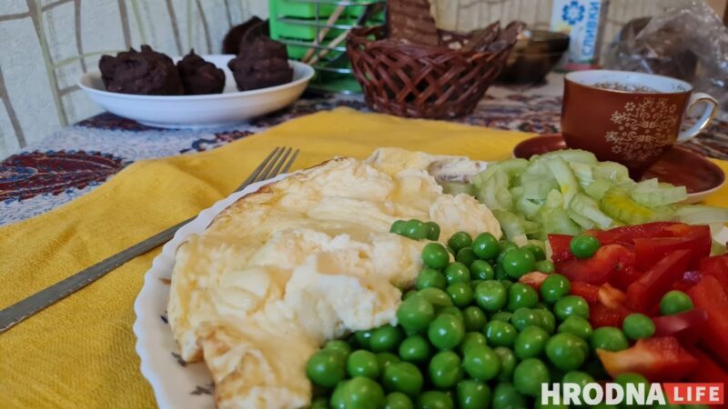 На приготовление омлета, салата и десерта понадобится около 30-40 минут