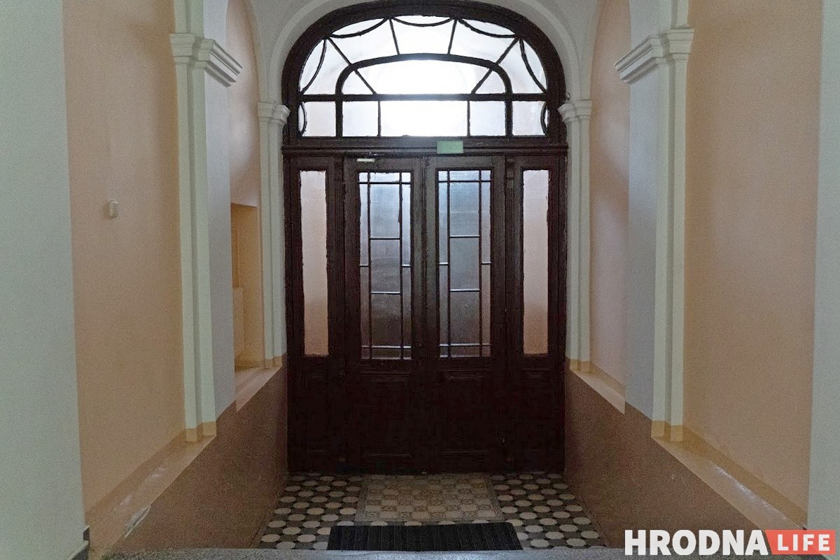 старыя дзверы Гродна ў старым корпусе Гродзенскага аграрнага ўніверсітэта на Акадэмічнай у Гродне