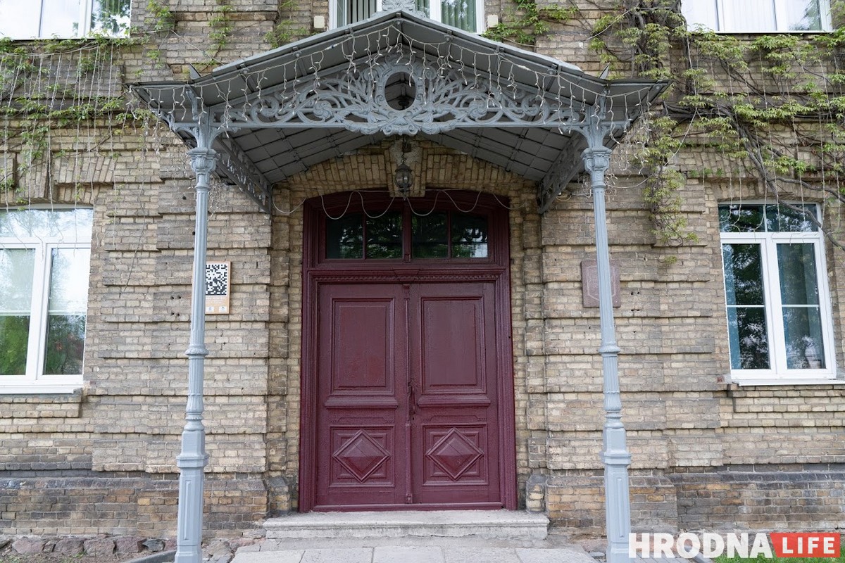 Будынак галоўнага корпуса ўніверсітэта імя Янкі Купалы ў 1893-1914 гадах быў жаночай Марыінскай гімназіяй. Узвёў будынак гімназіі Васіль Нябольсін, губернскі архітэктар Масквы