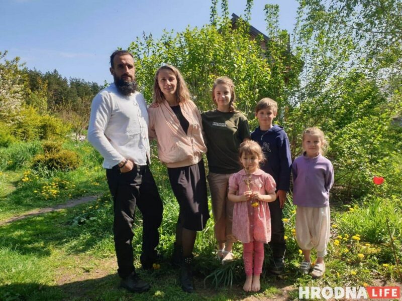 "Выкрыванне - гэта калі з аблокаў спускаешся на зямлю". Шматдзетная маці з Гродна распавяла пра творчасць, цяжкасці і шчасце вялікай сям'і "Выкрыванне - гэта калі з аблокаў спускаешся на зямлю". Шматдзетная маці з Гродна распавяла пра творчасць, цяжкасці і шчасце вялікай сям'і