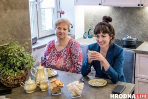 Хозяйка квартиры Елена Корс и дизайнер Надежда Давкшис в квартире на 1 Мая, 18