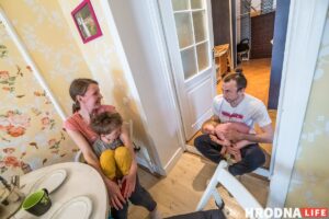 «Дом будавалі для супрацоўнікаў тэкстыльнага камбінату». Як выглядае кватэра сям'і гісторыка і праграміста ў Гродне Мой дом у Гродне. Таццяна Касатая, Дзмітрый Герасюк і іх дзеці Сымон і Ігнат у кватэры на Падольнай, 8а