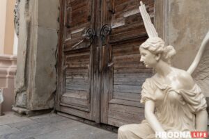 старыя дзверы Гродна ў брыгіцкім касцёле