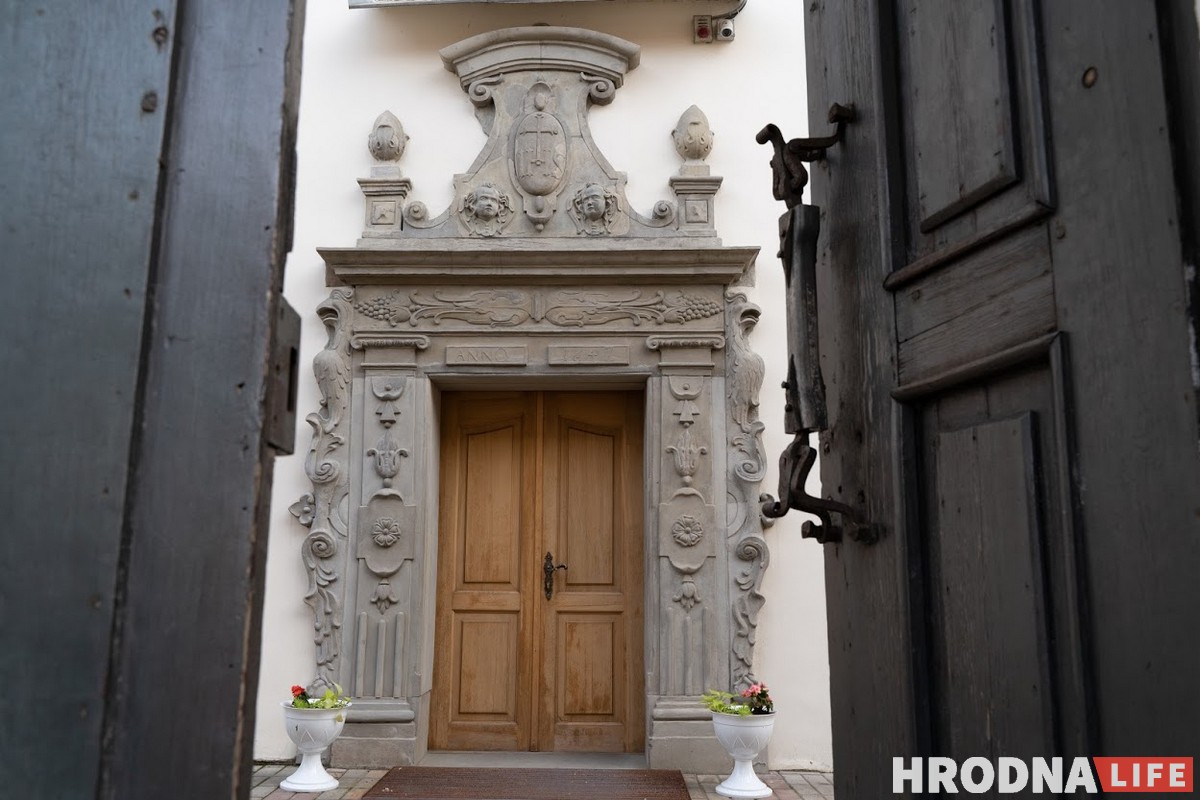 Таямніцы без замкоў. 7 гісторый, схаваных за дзвярыма гістарычных будынкаў Гродна