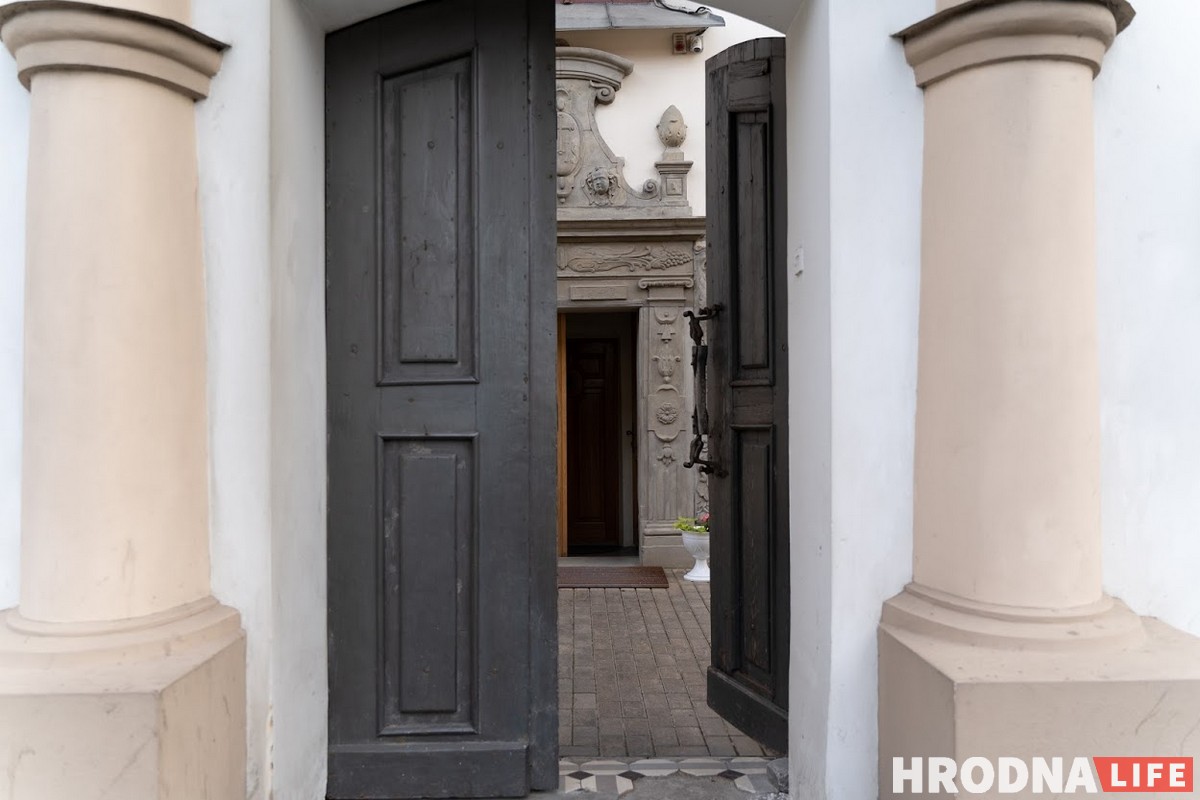 Таямніцы без замкоў. 7 гісторый, схаваных за дзвярыма гістарычных будынкаў Гродна