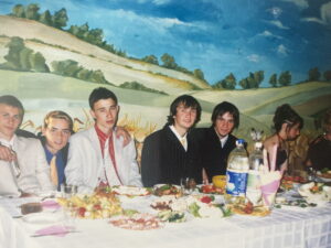 Ад белых каўнерыкаў да гламурных шпілек. Як моднічалі гродзенскія выпускнікі ад 1950-х да нашых дзён школьный выпускной 2005