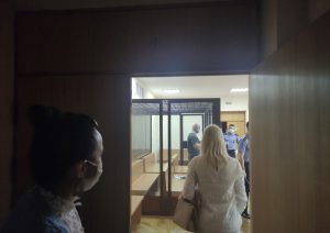 "Пабалела і ўсё". Пацярпелы амапавец адмовіўся ад іску пасля пытанняў адваката Суд Кастрычніцкага раёна