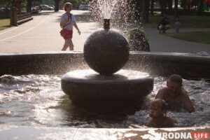 Гродзенцы купаюцца ў фантане ў гарадскім парку. 22 чэрвеня 2021.