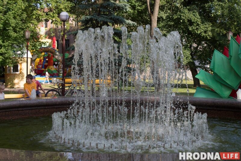 Улады Гродна купілі водны пыласос. Цяпер фантаны чысцяць хутчэй і экалагічней Фантан у парку Жылібера ў Гродне. Фота з архіва Hrodna.life
