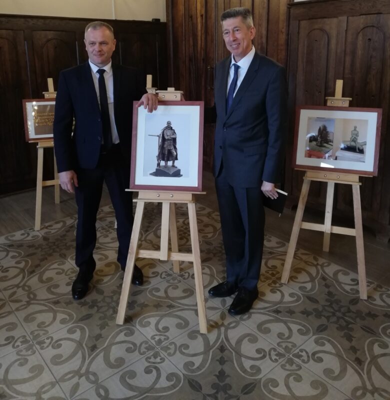 “Гэты помнік аб’ядноўвае Беларусь і Францыю”. У Шчучыне ўсталююць помнік Шарлю дэ Голю