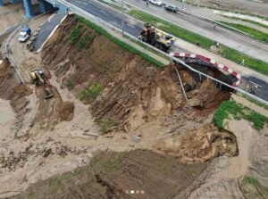 Размытую дажджом новую дарогу ў Гродне ўжо рамантуюць. Што пра здарэнне сказаў Уладзімір Каранік Размытую дажджом новую дарогу ў Гродне ўжо рамантуюць. Што пра здарэнне сказаў Уладзімір Каранік