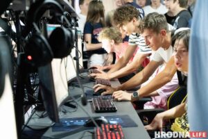 Хлопец з "Матрыцы", рэванш з клавіятурай і паляванне на мышэй. У Гродне адкрылі кіберарэну "Skynet"