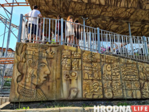 Амерыканскія горкі ў стылі мая: атракцыёнам у парку Жылібера мяняюць выгляд На американских горках в Гродно сейчас - копии барельефов и письменности племени майя