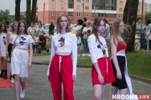 Чырвоная дарожка, моднае адзенне, палымяныя танцы. На паказе модаў у Гродне расказалі пра трэнды лета Чырвоная дарожка, моднае адзенне, палымяныя танцы. На паказе модаў у Гродне расказалі пра трэнды лета