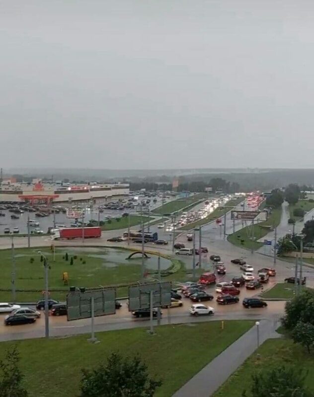 На Калючынскай вады па калена, на Кірава стаяць тралейбусы. Проста ў Гродне дождж