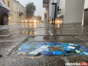 "Хірург ходнікаў" ці "свой Бэнксі"? Невядомы майстар у Гродне стварае стрыт-арт пад нагамі