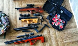 У жыхара вобласці пры вобшуку знайшлі пнеўматычныя вінтоўкі і аптычныя прыцэлы. Яго заключылі пад варту У жыхара вобласці пры вобшуку знайшлі пнеўматычныя вінтоўкі і аптычныя прыцэлы. Яго заключылі пад варту