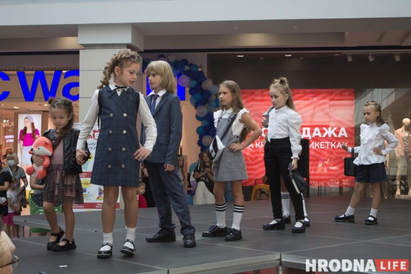 Для школы - афіцыйны стыль, для дома - піжама. У Гродне паказалі модныя лукі для падлеткаў да пачатку восеньскага сезона Для школы - афіцыйны стыль, для дома - піжама. У Гродне паказалі модныя лукі для падлеткаў да пачатку восеньскага сезона