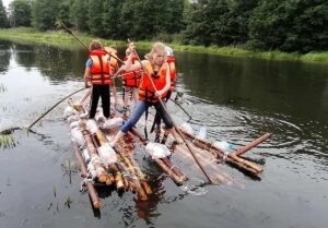 "Развівашкі адпачываюць". Адвялі дзяцей у лес, забралі мабільнікі і далі волю. Як гродзенскія інструктары выхоўваюць заваёўнікаў вяршыняў "Развівашкі адпачываюць". Адвялі дзяцей у лес, забралі мабільнікі і далі волю. Як гродзенскія інструктары выхоўваюць заваёўнікаў вяршыняў