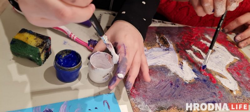 “Калядныя конікі”: выстава ў Вільні натхніла стварыць віншавальныя паштоўкі