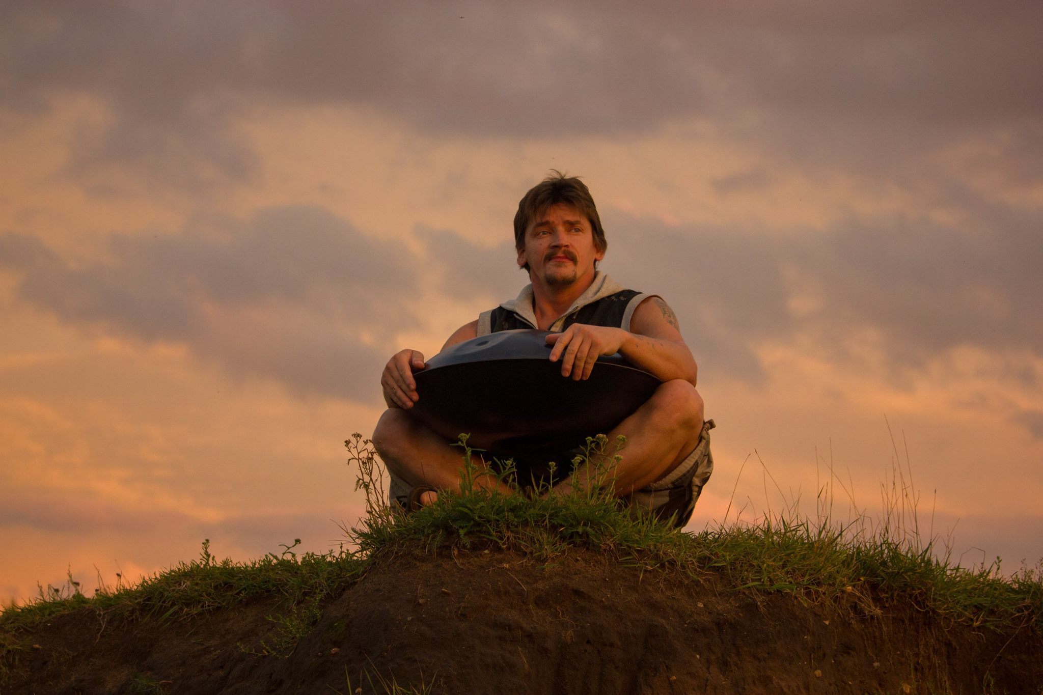 Аляксандр Зімін, вулічны музыкант з Гродна. Увосень 2021 года з'ехаў працаваць на лесапілку ў Архангельскую вобласць. Фота з асабістага архіва