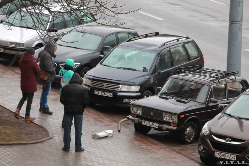 На Горновых с Mcdonald's сорвало крышу, а на Горького фонарь упал на автомобиль. Что еще пострадало в Гродно от мощного ветра