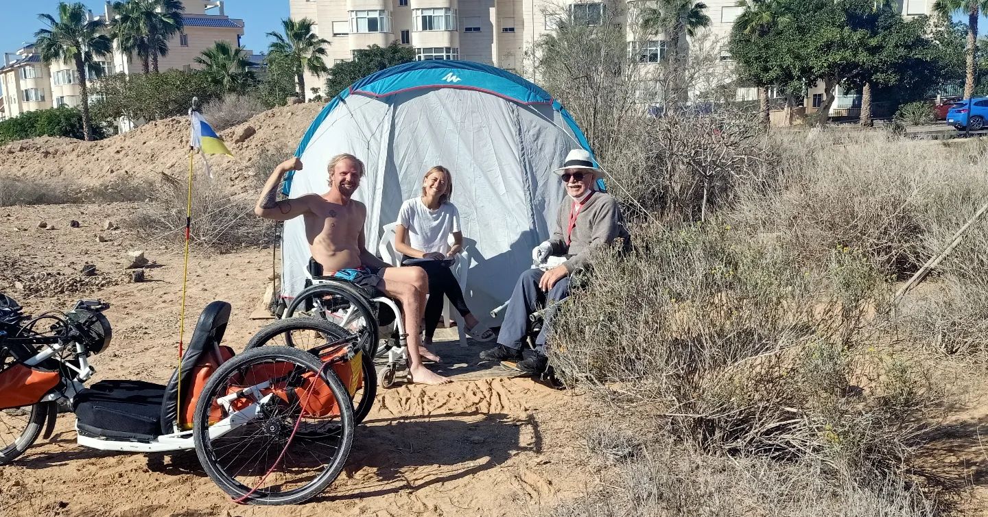 “У Беларусі было цяжка маўчаць”. Як вазочнік Саша Аўдзевіч з Ліды пераехаў на Канары і хоча адкрыць там інклюзіўны бізнес