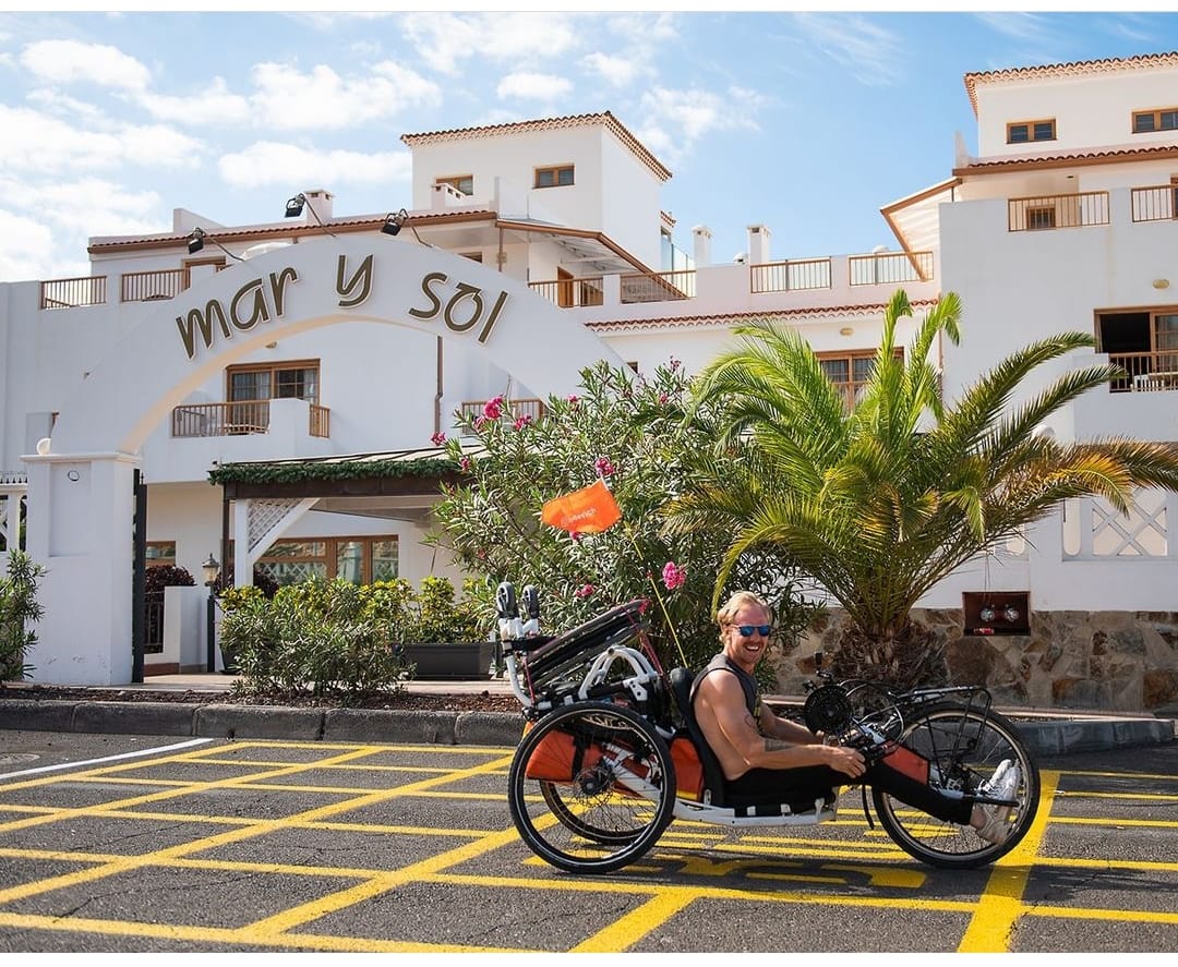 “У Беларусі было цяжка маўчаць”. Як вазочнік Саша Аўдзевіч з Ліды пераехаў на Канары і хоча адкрыць там інклюзіўны бізнес