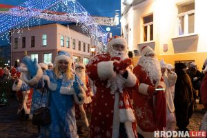 Под дождем и без флешмоба. В Гродно прошло шествие Дедов Морозов и зажгли главную ёлку Шэсце Дзядоў Марозаў у Гродне. Фота ілюстрацыйнае: Hrodna.life