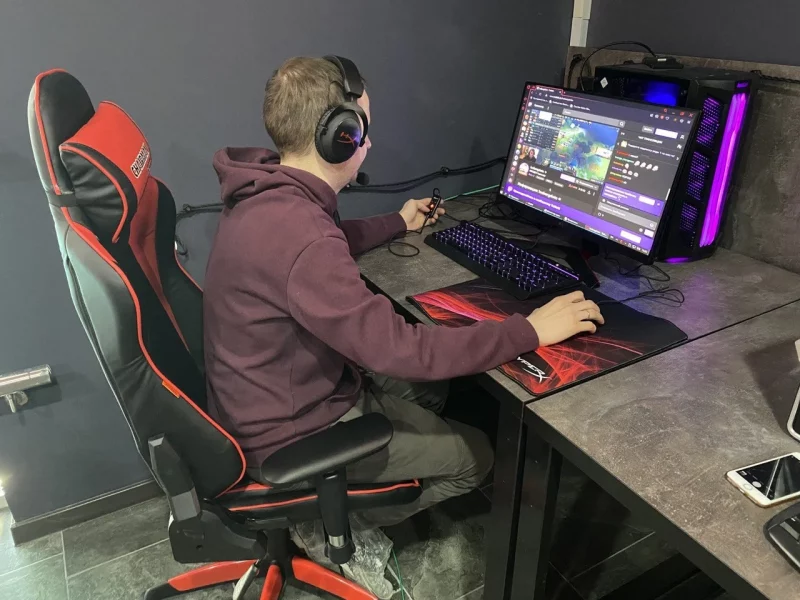 “Людзі прагнуць жывых зносінаў”. У Гродне адкрылі новы камп’ютарны клуб