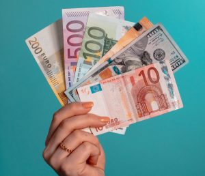 Ліквідуюць фонд, які дапамагае залежным ад алкаголю і наркотыкаў грошы еўра валюта