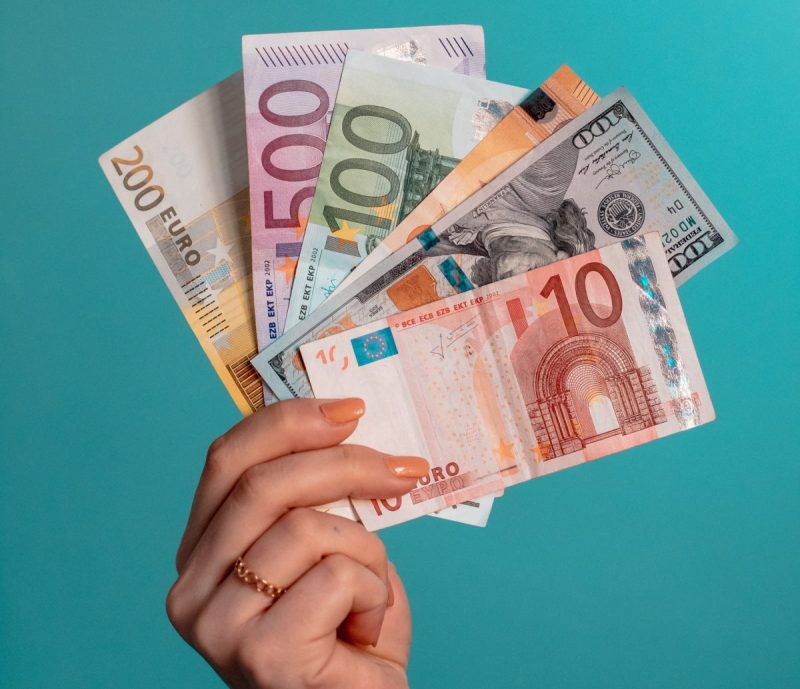 Грузчык з Гродна пацярпеў ад перапрацовак: спачатку не адпускалі з працы, а потым звольнілі па артыкуле грошы еўра валюта