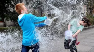 Мокрый Поливальный понедельник после Пасхи в Щетине (Польша), апрель 2014. Фото: PAP/Marcin Bielecki