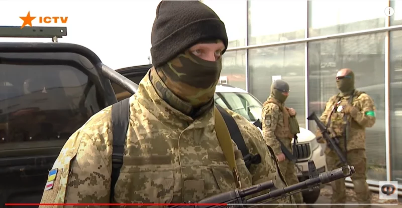 Косця едзе на вайну. Добраахвотнік з Гродна распавёў, як трапіў ва ўкраінскае войска Доброволец Костя из Гродно в батальоне имени Кастуся Калиновского. Скрин видео телеканала ICTV