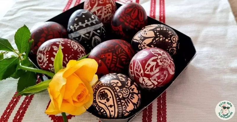 Распісваем яйкі ў тэхніцы дудлінг. Патрэбныя цыбулевае шалупінне і маркер Распісваем яйкі ў тэхніцы дудлінг. Патрэбныя цыбулевае шалупінне і маркер