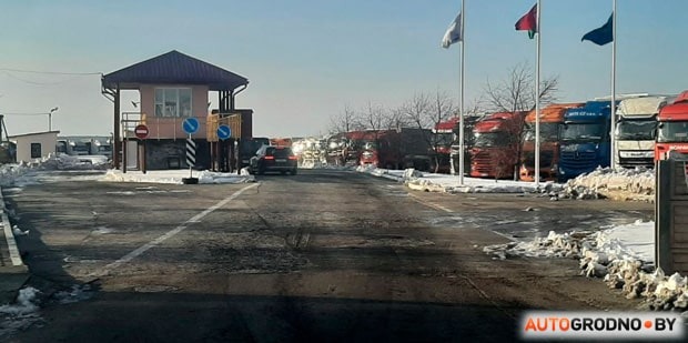 Чэргі і канфлікты на мяжы: каля “Бераставіцы” арганізавалі накапляльнік для аўтамабіляў (абноўлена)