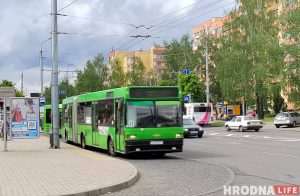 Не расце трава і няма догляду. Параўнаем экапаркоўкі ў Гродне і Сопаце грамадскі транспарт