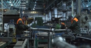 В цеху "Белкард". Скриншот Hrodna.life из фильма, посвященного 70-летию ОАО "Белкард"