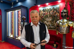 Бацькава шабля, дзедава шашка і бераставіцкі воўк. Анатоль Грышук распавёў, як сямейная гісторыя стала гарадскім музеем Анатолий Гришук, создатель музея "Гришук Арсенал" в Гродно