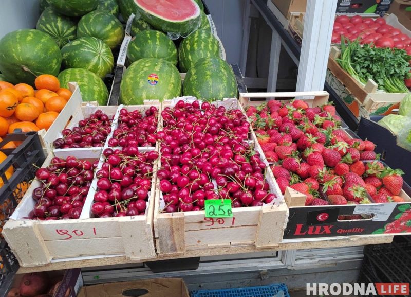 Клубніцы па 29 рублёў, памідоры ад 5,5. Што колькі каштуе на рынках Гродна Черешня, клубника и арбузы на мини-рынке "Принеманский" ("Брест")