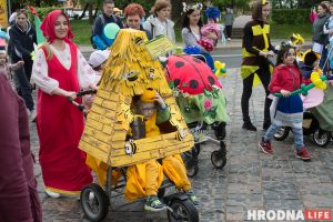 Пчолы, танкі, Мыйдадзір. Дзень сям'і ў Гродне адзначылі парадам калясак