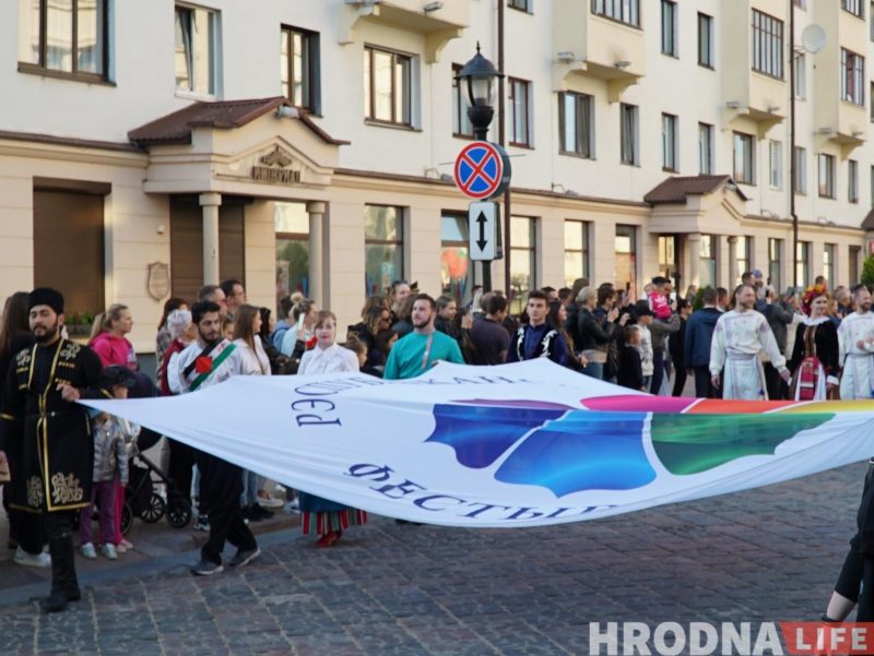 “Каравай гасціннасці” - кожнай нацыі. XIII Фестываль нацыянальных культур адкрыла калона на чале з бубначамі