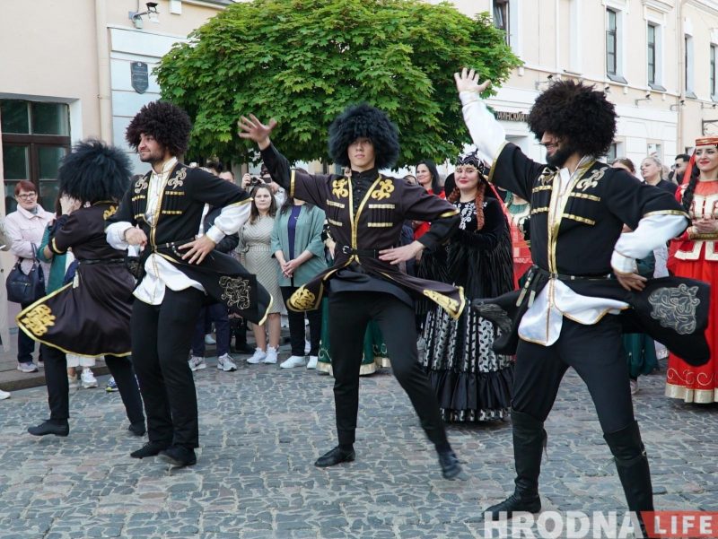 “Каравай гасціннасці” - кожнай нацыі. XIII Фестываль нацыянальных культур адкрыла калона на чале з бубначамі