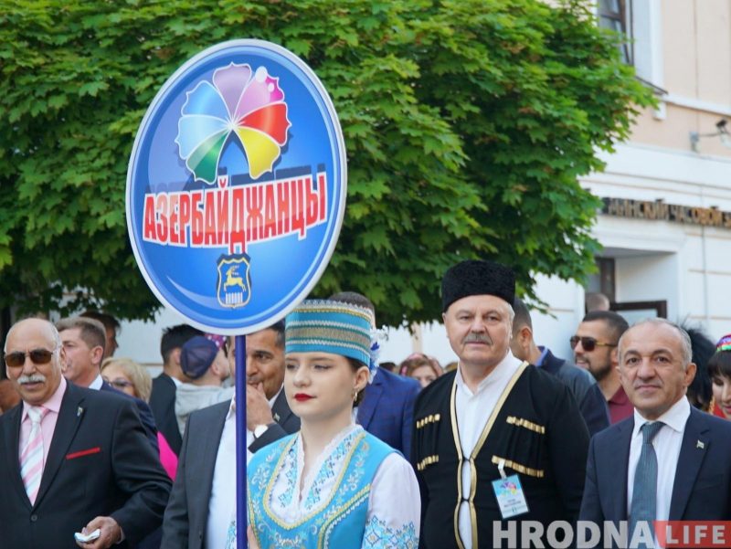 “Каравай гасціннасці” - кожнай нацыі. XIII Фестываль нацыянальных культур адкрыла калона на чале з бубначамі