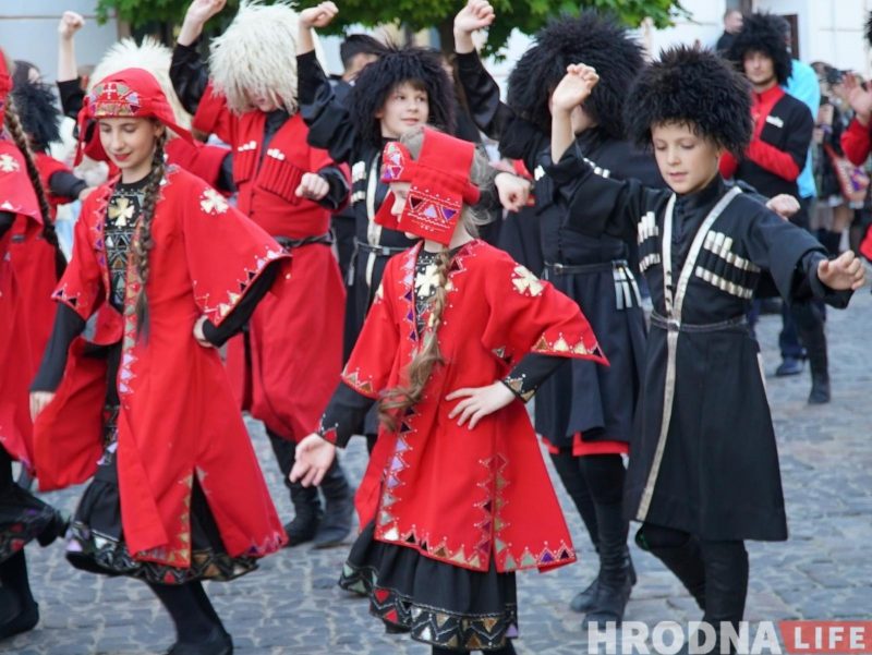 “Каравай гасціннасці” - кожнай нацыі. XIII Фестываль нацыянальных культур адкрыла калона на чале з бубначамі