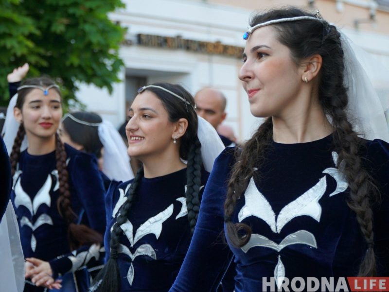 “Каравай гасціннасці” - кожнай нацыі. XIII Фестываль нацыянальных культур адкрыла калона на чале з бубначамі