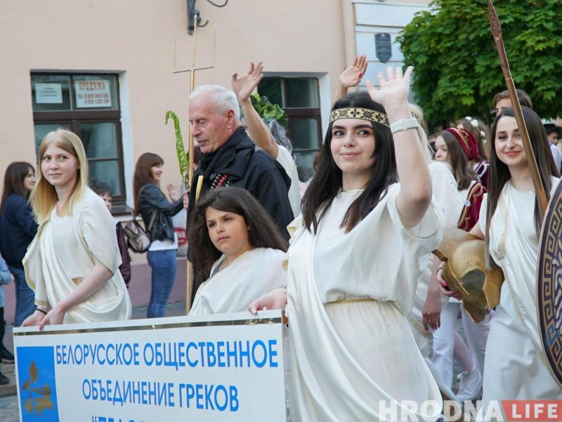 “Каравай гасціннасці” - кожнай нацыі. XIII Фестываль нацыянальных культур адкрыла калона на чале з бубначамі