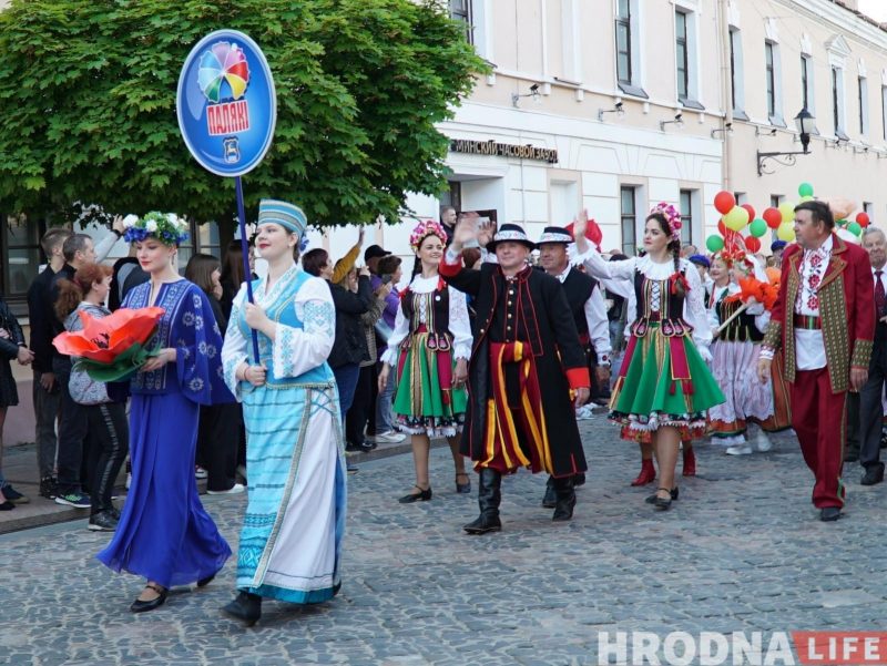 “Каравай гасціннасці” - кожнай нацыі. XIII Фестываль нацыянальных культур адкрыла калона на чале з бубначамі