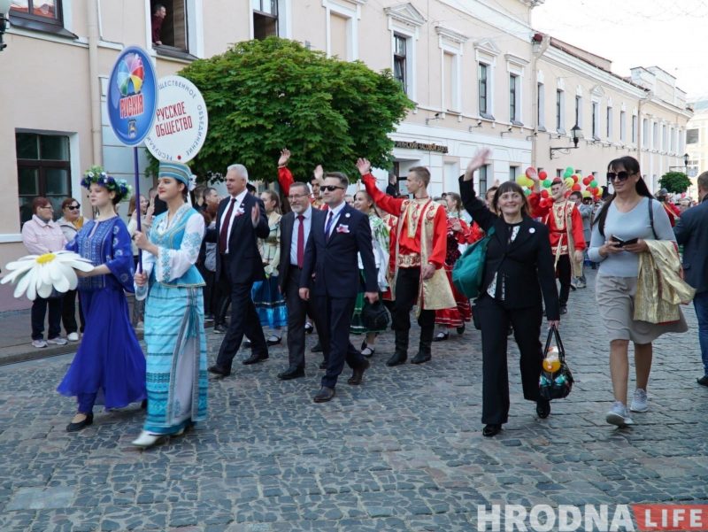 “Каравай гасціннасці” - кожнай нацыі. XIII Фестываль нацыянальных культур адкрыла калона на чале з бубначамі